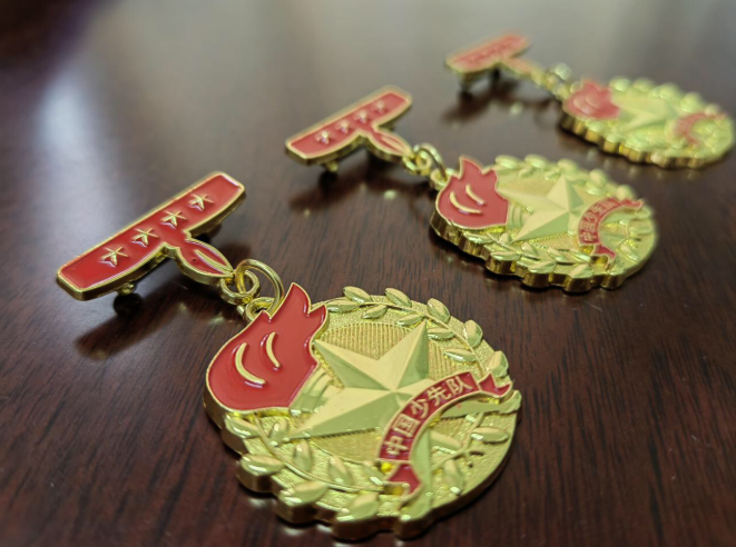 四川首次颁发“红领巾奖章”四星章，巴中79人、29个集体获奖章