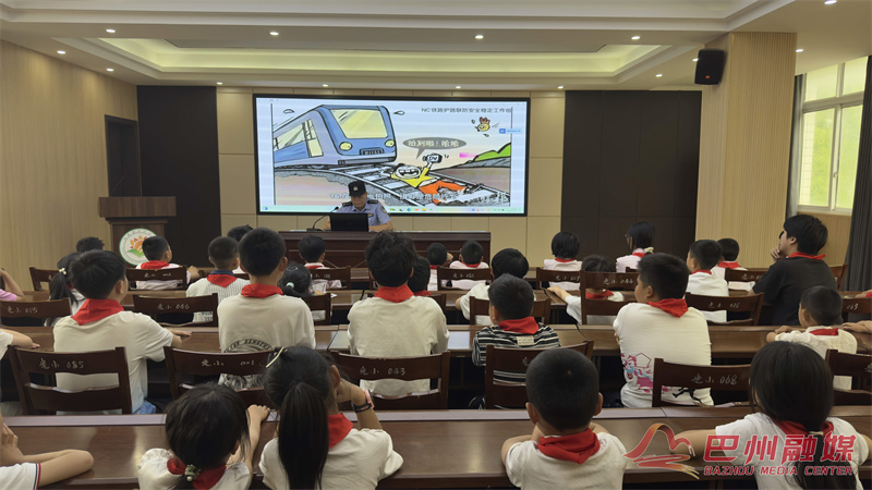 “5·26我爱路”，安全种子播撒光辉校园