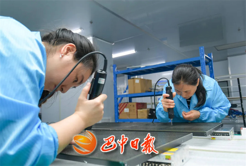 从“一条龙”生产到“全球卖”！看巴州区如何点亮“屏”实力？