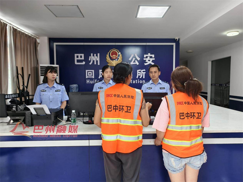 雨中“脏包”藏现金！巴州环卫工拾金不昧