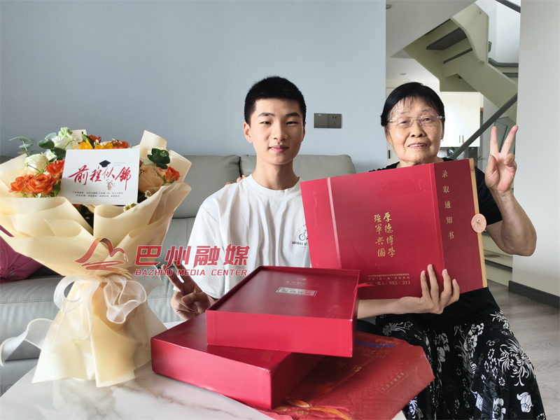 巴州区首封录取通知书送达！他将成为国防科大“新战士””
