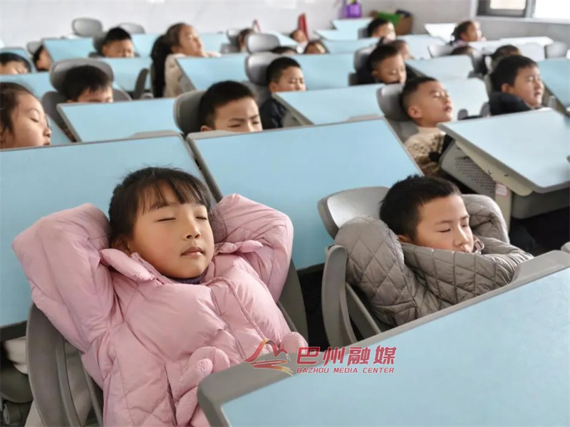 “一键”躺睡！巴州500余名学生用上“可躺式”课桌椅”
