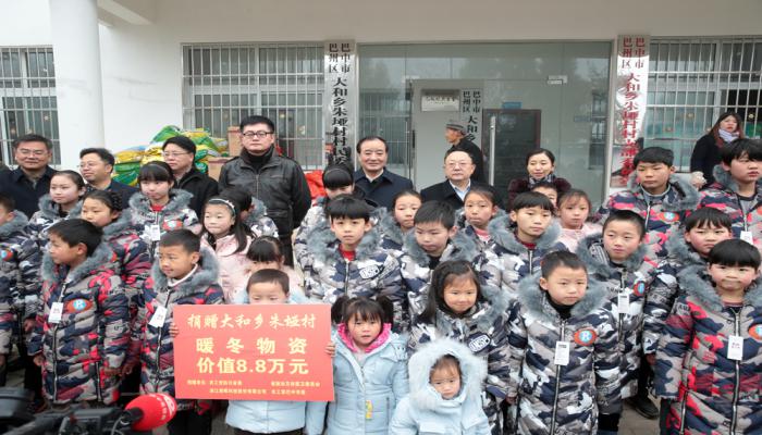 四川省政协领导率队赴巴中开展扶贫慰问活动