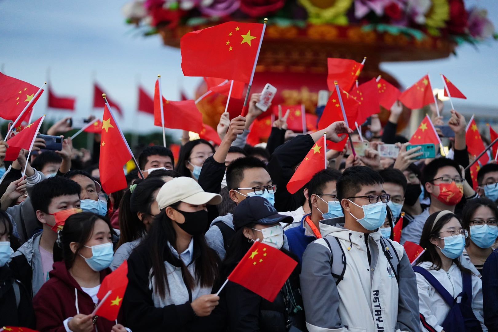 数万人天安门广场观升旗，人群欢呼“我爱你中国！”