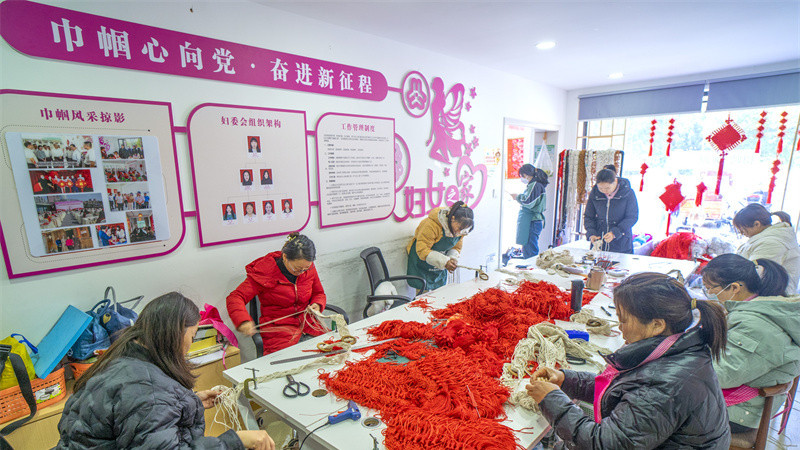义乌—巴州东西部协作来料加工巾帼工坊就业车间一片忙碌