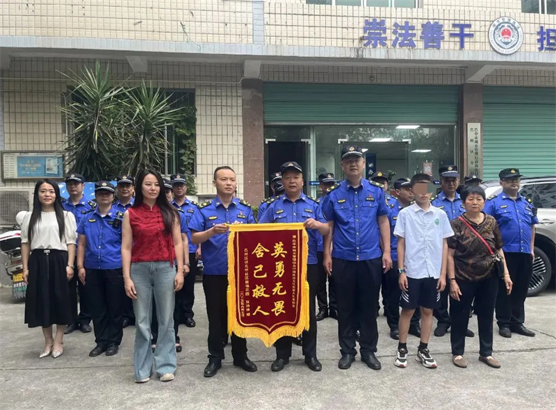 奋身一跃！他把孩子从死神手中“托”回