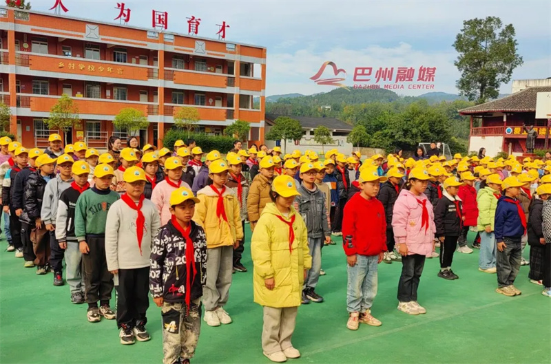 “嘀嘀，请避让！” 化成小学为孩子戴上“移动的平安符”