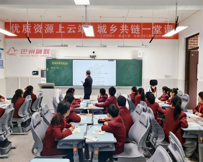 AI当“同桌”？巴师附小的课堂有点“酷”！