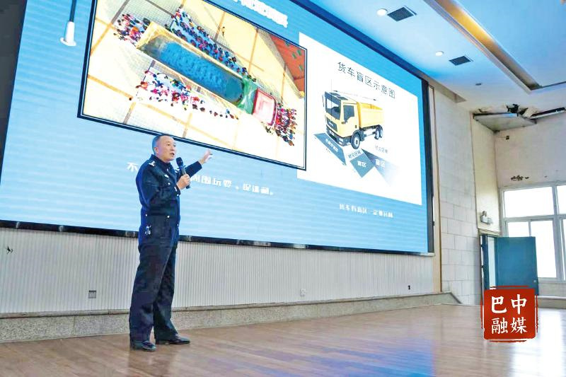 巴州区：交通安全进校园 误区问答现场解