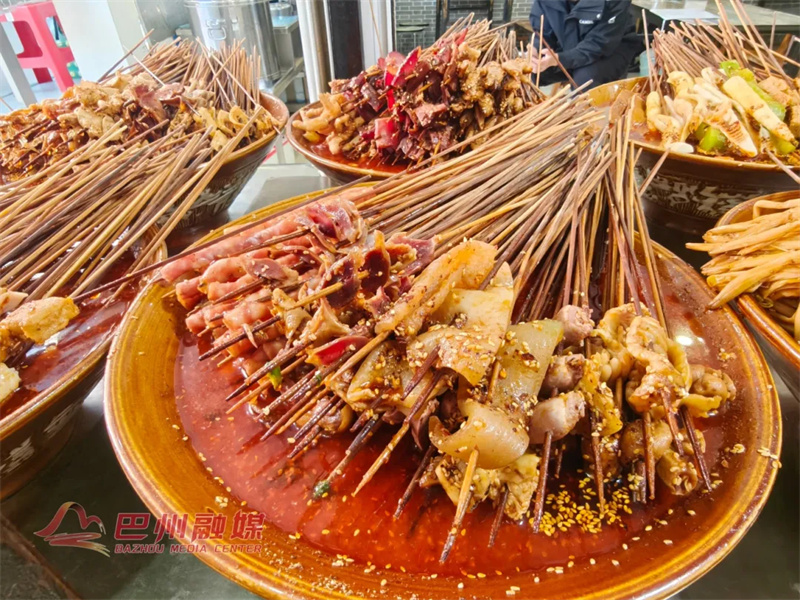 巴州美食江湖丨巴中人都在吃的钵钵鸡，就在巴人广场！