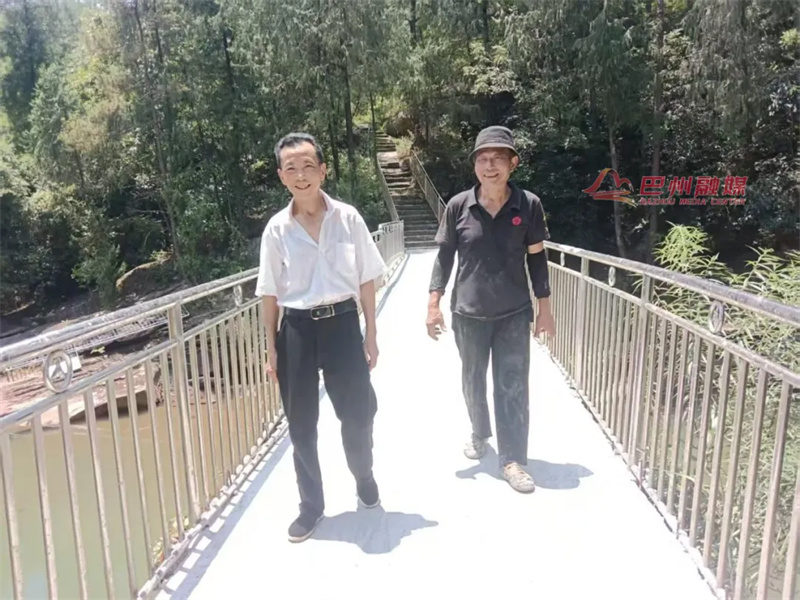 断桥“连”起新生，干群“走”近彼此