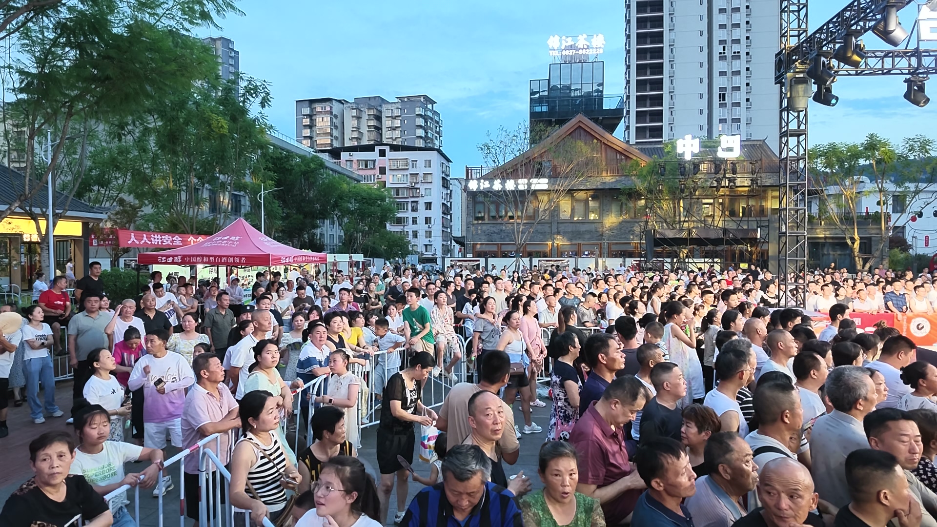 夜巴州，正滚烫！